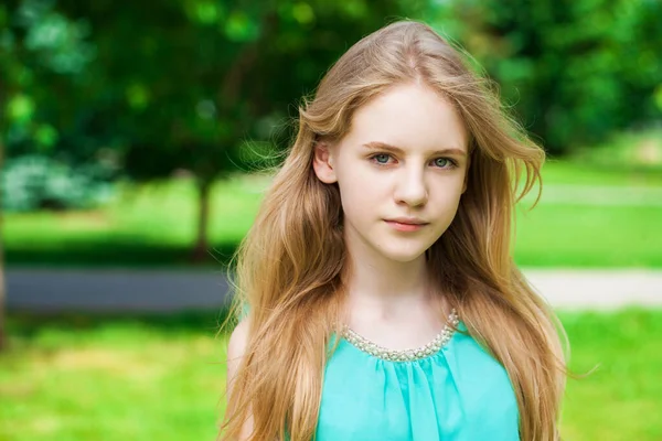 Menina Bonita Adolescente Vestido Turquesa Parque Verão Livre — Fotografia de Stock