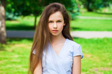 Yaz parkında genç ve güzel bir esmer kızın portresi.