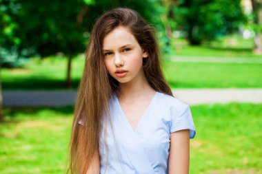 Yaz parkında genç ve güzel bir esmer kızın portresi.