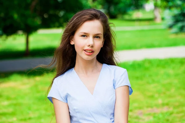 閉じるアップポートレートの若いです美しいですブルネット女の子で夏公園 — ストック写真