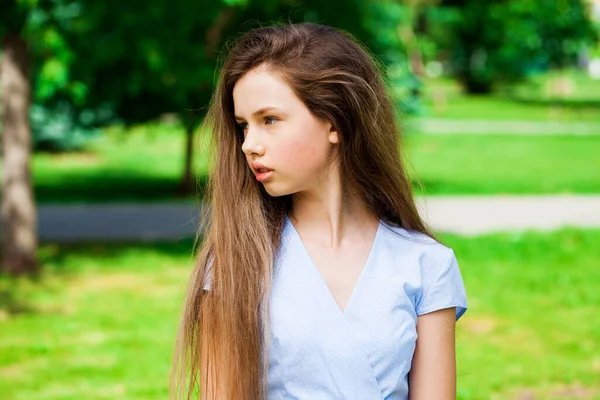 Nahaufnahme Porträt Eines Jungen Schönen Brünetten Mädchens Sommerpark — Stockfoto