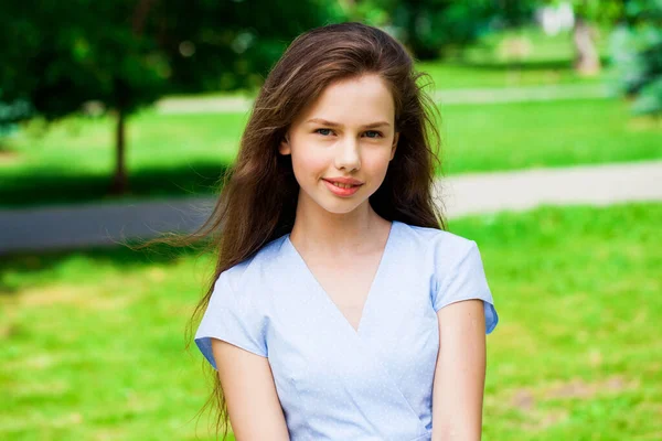 Close Retrato Uma Jovem Linda Menina Morena Parque Verão — Fotografia de Stock