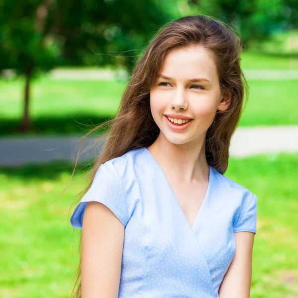 Retrato Una Joven Morena Hermosa Vestido Azul Posando Parque Verano — Foto de Stock