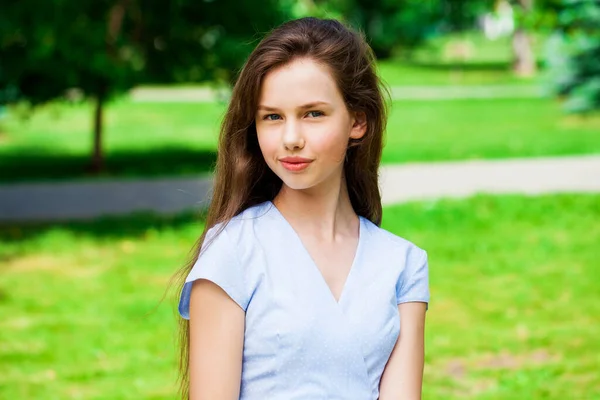 閉じるアップポートレートの若いです美しいですブルネット女の子で夏公園 — ストック写真