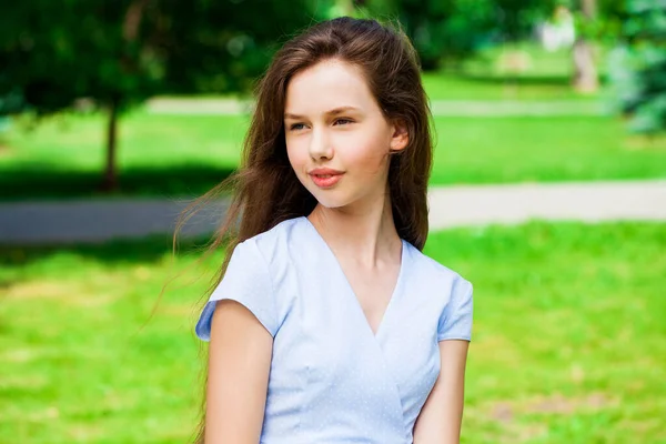 閉じるアップポートレートの若いです美しいですブルネット女の子で夏公園 — ストック写真