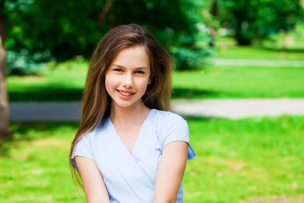 Närbild Porträtt Ung Vacker Brunett Flicka Sommarparken — Stockfoto