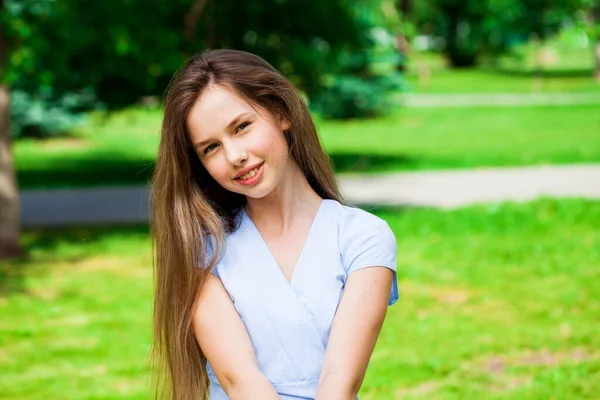 Tutup Potret Seorang Gadis Muda Cantik Berambut Cokelat Taman Musim — Stok Foto