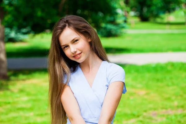 Közelkép Portré Egy Fiatal Gyönyörű Barna Lány Nyári Parkban — Stock Fotó
