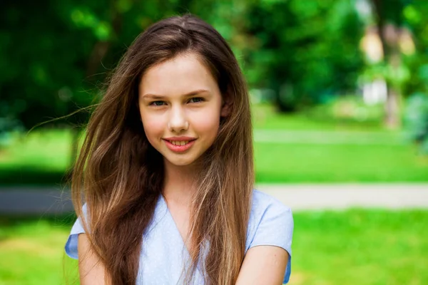 Κοντινό Πορτρέτο Μιας Νεαρής Όμορφης Μελαχρινής Κοπέλας Στο Καλοκαιρινό Πάρκο — Φωτογραφία Αρχείου