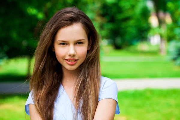 Primer Plano Retrato Una Joven Hermosa Chica Morena Parque Verano — Foto de Stock