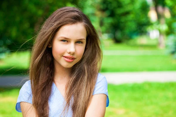 Detail Portrét Mladé Krásné Brunetky Dívka Letním Parku — Stock fotografie