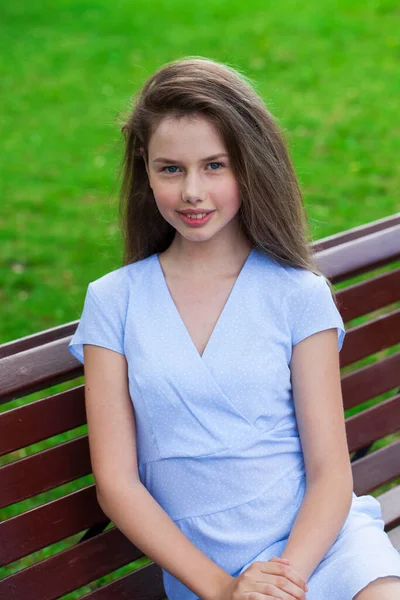 Retrato Una Joven Morena Hermosa Vestido Azul Posando Parque Verano —  Fotos de Stock