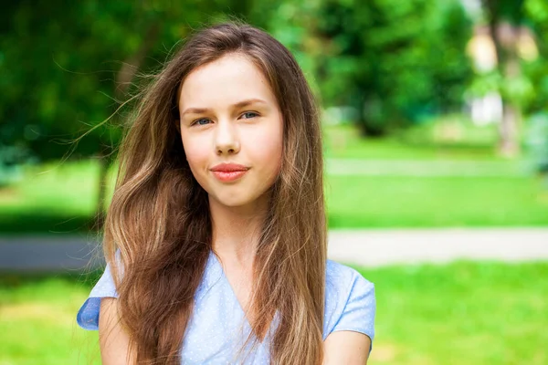 Detail Portrét Mladé Krásné Brunetky Dívka Letním Parku — Stock fotografie