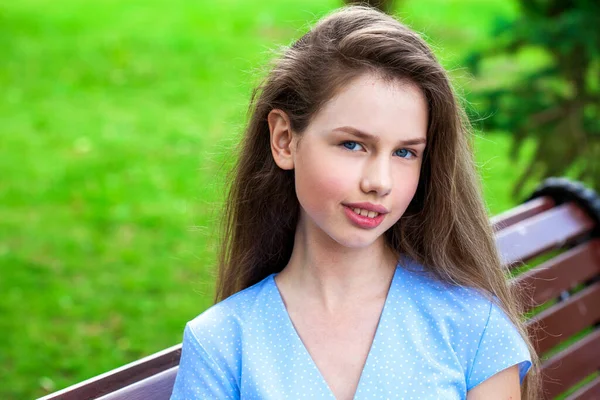 Retrato Uma Jovem Menina Bonita Vestido Verão — Fotografia de Stock