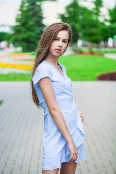 Retrato Uma Jovem Linda Menina Morena Vestido Azul Posando Parque — Fotografia de Stock