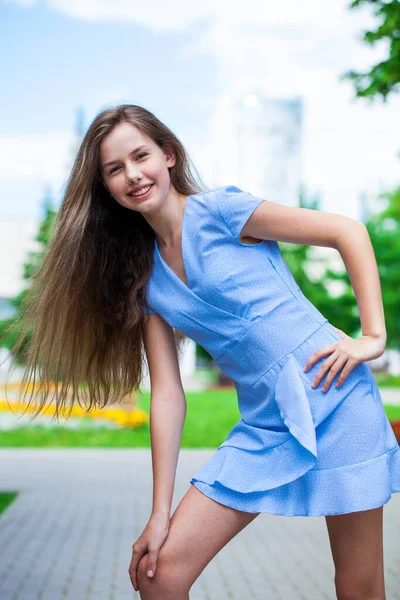 Portret Van Een Jong Mooi Brunette Meisje Blauwe Jurk Poseren — Stockfoto