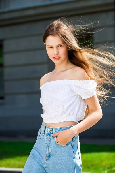 閉じるアップポートレートの若いです美しいですブルネット女の子で夏公園 — ストック写真