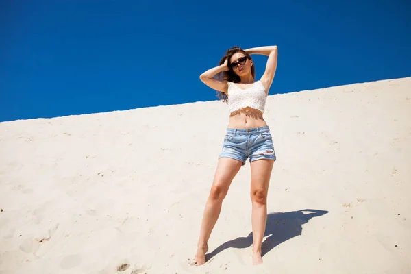 Jovem Mulher Sexy Shorts Jeans Posando Praia — Fotografia de Stock