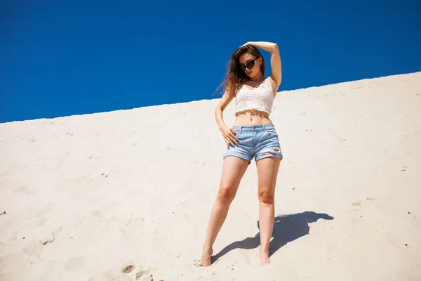 Joven Mujer Sexy Pantalones Cortos Mezclilla Posando Playa — Foto de Stock