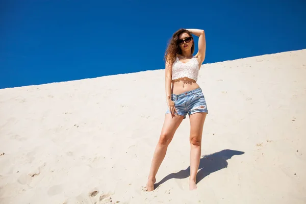 Junge Sexy Frau Jeans Shorts Posiert Strand — Stockfoto