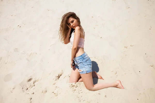 Joven Mujer Sexy Pantalones Cortos Mezclilla Posando Playa — Foto de Stock