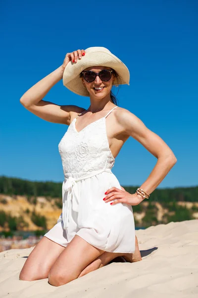 Joven Hermosa Mujer Gafas Sol Vestido Blanco Posando Contra Cielo — Foto de Stock