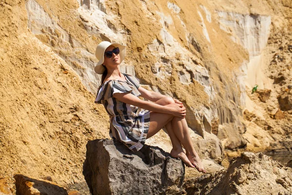 Das Junge Schöne Mädchen Sommerkleid Sitzt Auf Einem Stein — Stockfoto
