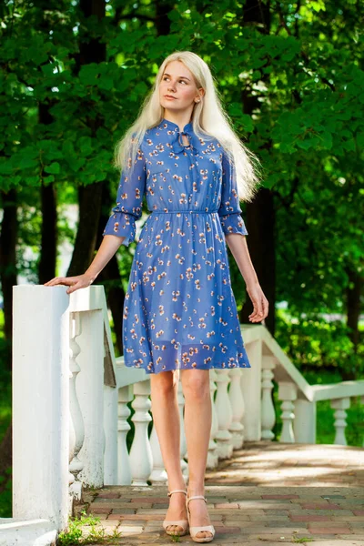 Портрет Молодої Красивої Блондинки Блакитній Сукні Йде Літньому Парку — стокове фото