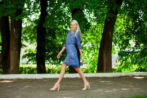 Retrato Una Joven Hermosa Rubia Vestido Flores Azules Caminando Parque —  Fotos de Stock