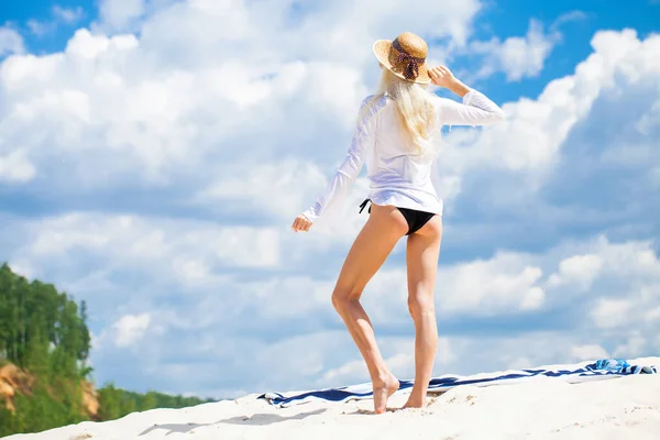 Portrait Young Beautiful Blonde Woman Straw Hat Sunglasses Posing Blue — Stock Photo, Image