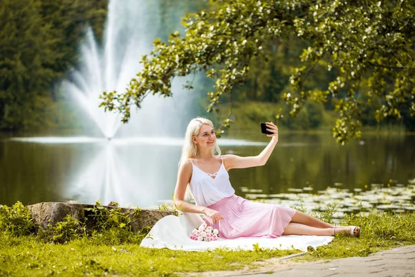 Plný Portrét Mladé Ženy Odpočívající Rybníka Letním Parku — Stock fotografie