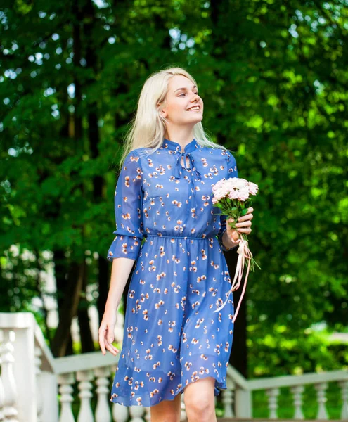 Ritratto Una Giovane Bella Ragazza Bionda Vestita Fiori Blu Che — Foto Stock