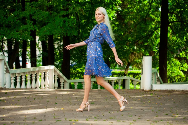 Retrato Una Joven Hermosa Rubia Vestido Flores Azules Caminando Parque —  Fotos de Stock