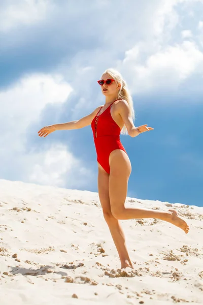 해변에 포즈를 취하고 수영복을 아름다운 소녀의 — 스톡 사진