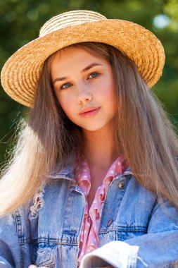 Hasır şapkalı genç bir kızın portresi.