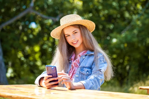 Mladý Teenager Dívka Mobilním Telefonem — Stock fotografie