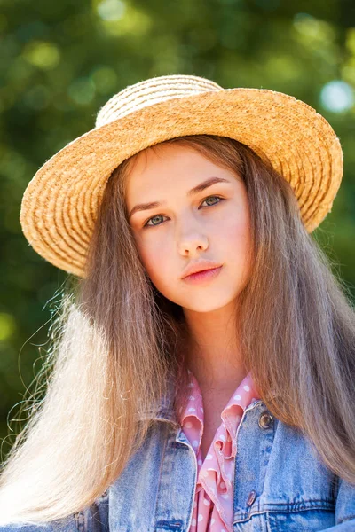 Retrato Una Joven Con Sombrero Paja — Foto de Stock