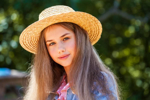 Ritratto Una Giovane Ragazza Con Cappello Paglia — Foto Stock