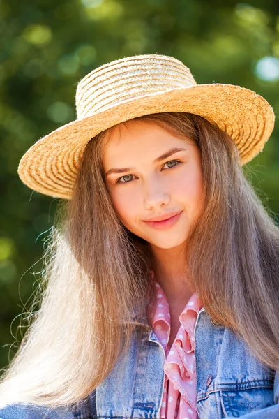 Porträt Eines Jungen Mädchens Mit Strohhut — Stockfoto