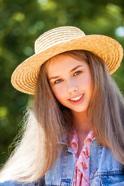 一个戴着草帽的少女的画像 — 图库照片