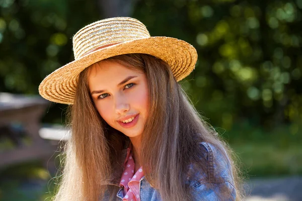 Porträt Eines Jungen Mädchens Mit Strohhut — Stockfoto