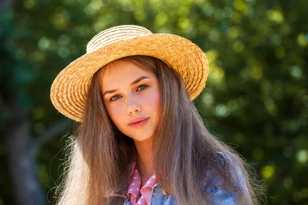 Πορτραίτο Ενός Νεαρού Κοριτσιού Ψάθινο Καπέλο — Φωτογραφία Αρχείου