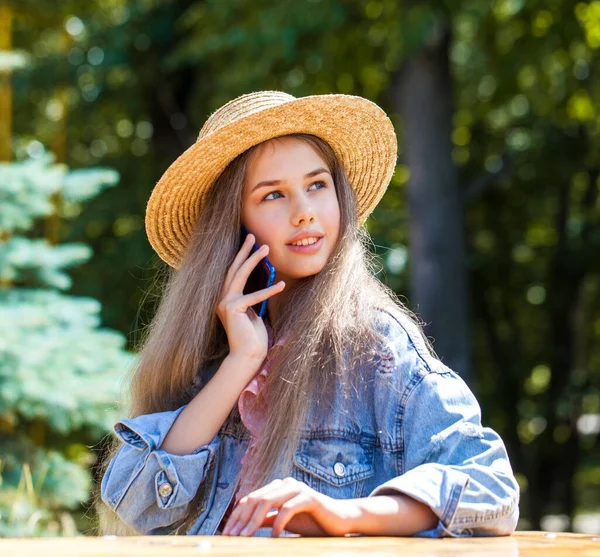 Fiatal Tinédzser Lány Mobiltelefonnal — Stock Fotó