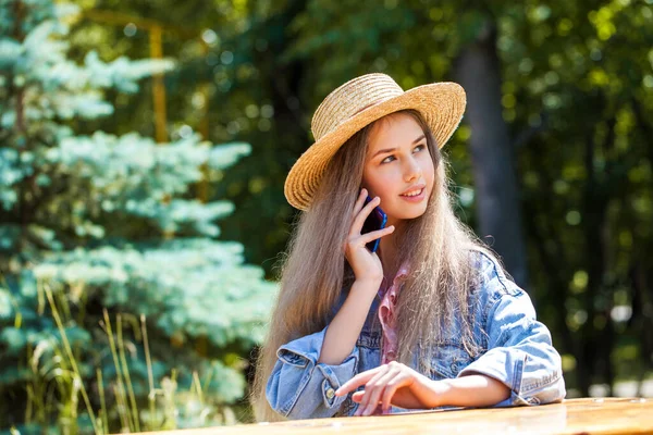 Ung Tonårstjej Med Mobiltelefon — Stockfoto