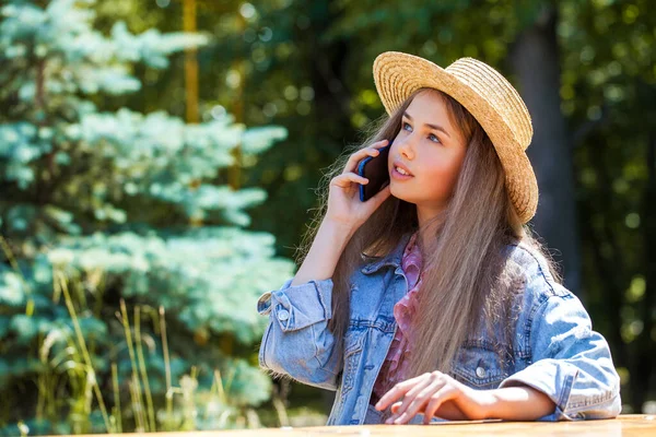 Jong Tiener Meisje Met Een Mobiele Telefoon — Stockfoto