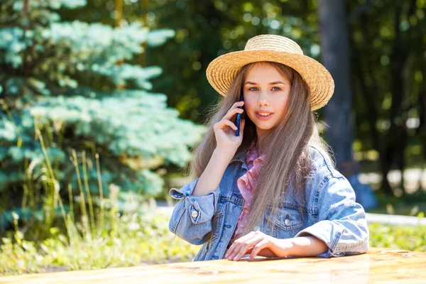 Cep Telefonu Olan Genç Bir Kız — Stok fotoğraf
