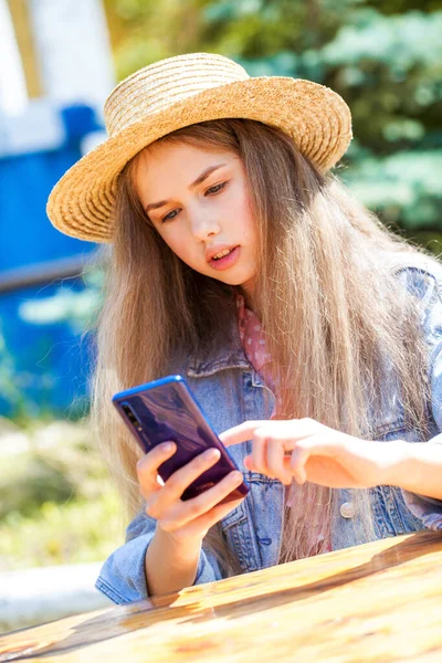 Junge Teenager Mädchen Mit Einem Handy — Stockfoto