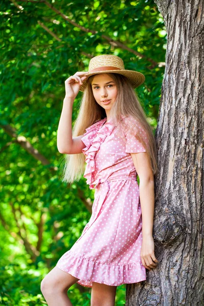 Retrato Uma Jovem Menina Bonita Vestido Verão Posando Sombra Carvalho — Fotografia de Stock