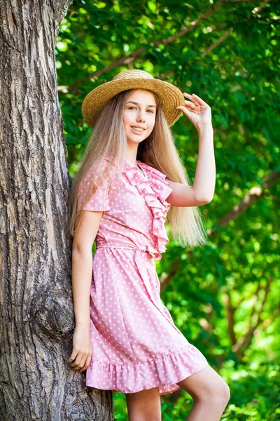 Retrato Una Joven Hermosa Vestido Verano Posando Sombra Roble — Foto de Stock