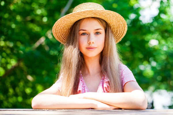 Retrato Una Joven Con Sombrero Paja — Foto de Stock